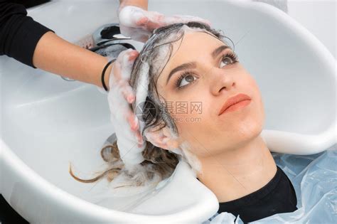 在美发店洗头发的有高清图片下载-正版图片502877676-摄图网
