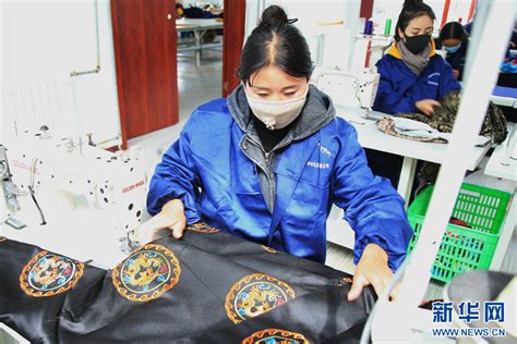 寒冬送暖——国航重庆地服部为玉树孤儿捐衣--玉树州新闻网