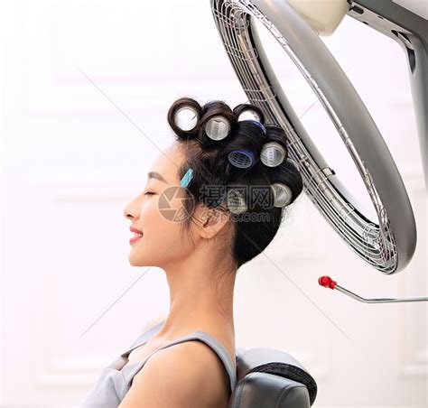 青年女人在理发店里做头发高清图片下载-正版图片501954210-摄图网