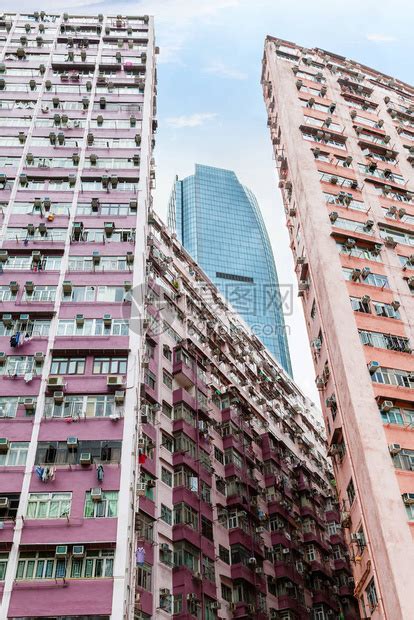 一座现代摩天大楼耸立在香港鲗鱼涌旧住宅区拥挤的住宅区之上高清图片下载-正版图片502649838-摄图网