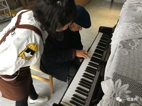 有天分！78岁老人商场弹钢琴被赞小公主：孤儿院长大，全靠自学 | 北晚新视觉