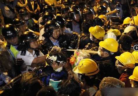 香港"占中"冲突升级：示威者围堵港府总部_焦点图集_南方网