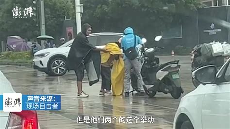南宁一女子雨天摔倒被扶，目击者：两名热心小哥都被雨淋湿了_凤凰网视频_凤凰网
