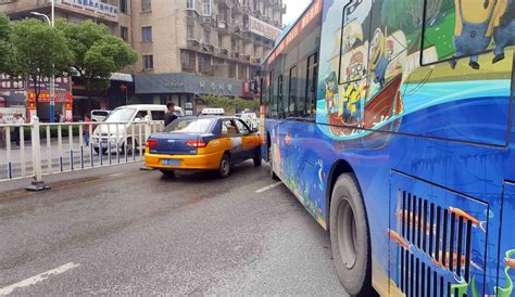 安徽芜湖：公交车“吻”上出租车，所幸无人受伤|事故|公交车|出租车_新浪新闻