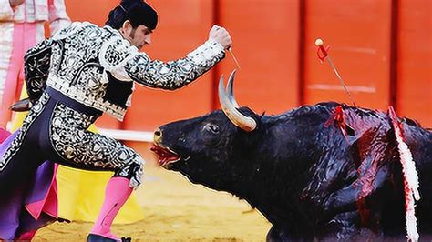 西班牙斗牛士火祭节上表演斗牛