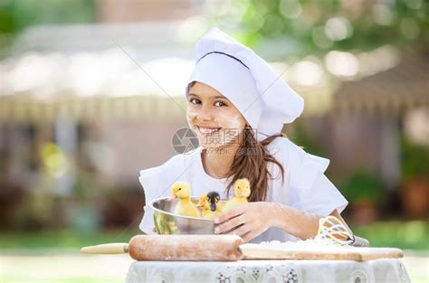 微笑的小厨师在户外做饭时在高清图片下载-正版图片502771350-摄图网