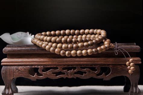 常见的佛珠手串材质有哪些，佛珠手串戴哪只手比较好_手串_中国古风图片大全_古风家