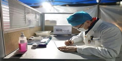 南京新冠疫情防控趋紧 市民排队做核酸检测-荔枝网图片