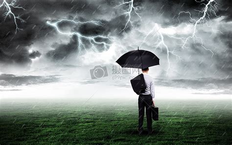 打伞商务人站在打雷下雨的草坪上图片素材-正版创意图片500562133-摄图网