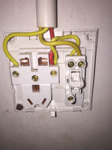 插座带开关接线后为什么五孔有电而开关控制不了电灯_百度知道