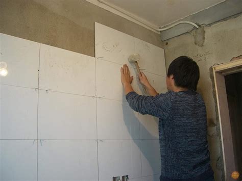 贴墙砖用水泥还是用瓷砖胶粘剂好 - 麦高建材