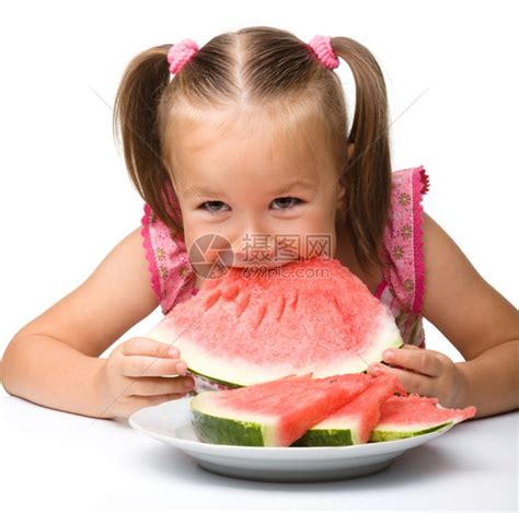 健康可爱的小女孩在吃西瓜时很凶猛孤立于白色之上乐趣童年高清图片下载-正版图片307871128-摄图网