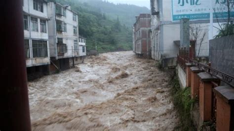 云南彝良两河镇暴雨引发内涝 356名学生已安全疏散转移