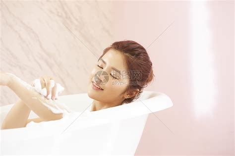 在浴缸里沐浴的美女高清图片下载-正版图片502293600-摄图网