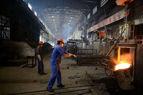 工人将熔化的金属倒入铸造厂的模高清图片下载-正版图片501821498-摄图网