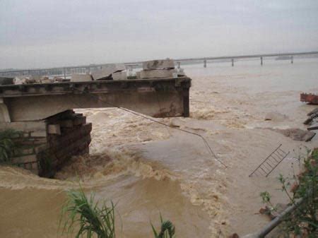 短时大暴雨！广东清远桥梁被洪水冲断-新闻频道-和讯网