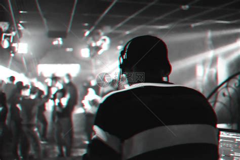 DJ在夜总会与舞池跳舞的人混合音乐高清图片下载-正版图片506142847-摄图网