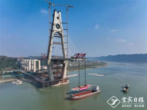 宜宾临港长江大桥南岸边跨万吨级钢梁顶推到位_四川在线