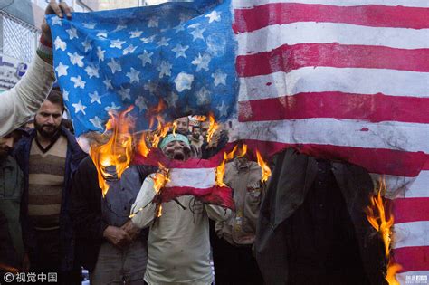 制裁要来了！伊朗民众烧美国国旗泄愤 - 封面新闻