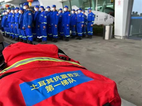 中国救援队在尼救出首名幸存者 系16岁少年(图)_凤凰资讯