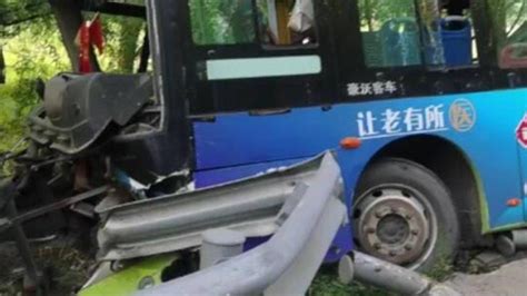 突发！北京一472路公交车冲向小区大门，车头变形玻璃碎裂，有老人受伤！_京报网