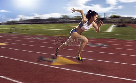 女田径运动员在赛场比赛高清图片下载-正版图片501977565-摄图网