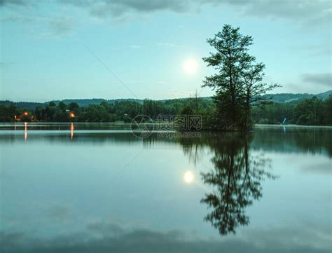 在有晨雾的河日出薄雾笼罩着湖水和树木森林的倒影自然和风景与太阳刚出现在蓝天的日落农村的夏天高清图片下载-正版图片506279865-摄图网