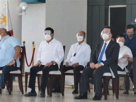 现场！首批中国疫苗运抵马尼拉，菲律宾总统亲自接机