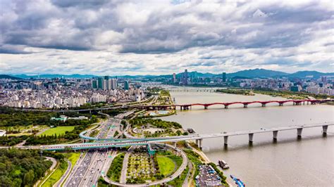 汉江大桥和乐天世界大厦(韩国最高的建筑)上的交通夜景视频素材_ID:VCG42N1136709933-VCG.COM