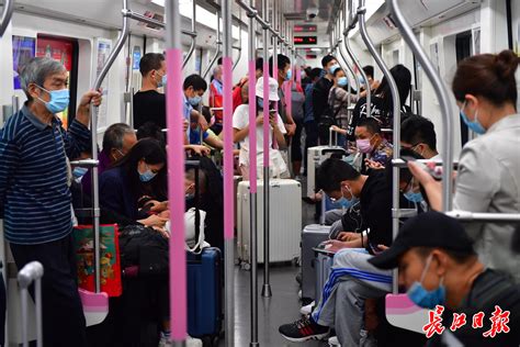 南京火车站售票大厅挤满了等待购票的旅客_新浪图集_新浪网