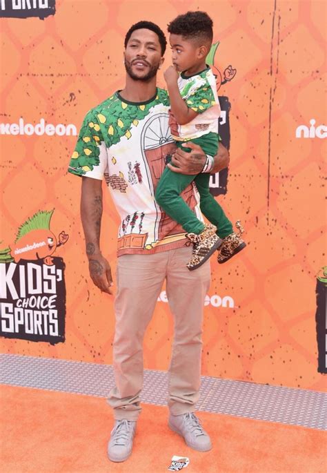 罗斯和儿子再次穿上亲子装参加活动_虎扑NBA新闻