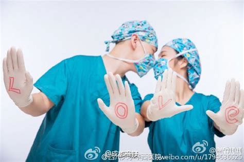 阜阳：男子亲吻海报上的女医生照片 医院回应_凤凰网视频_凤凰网