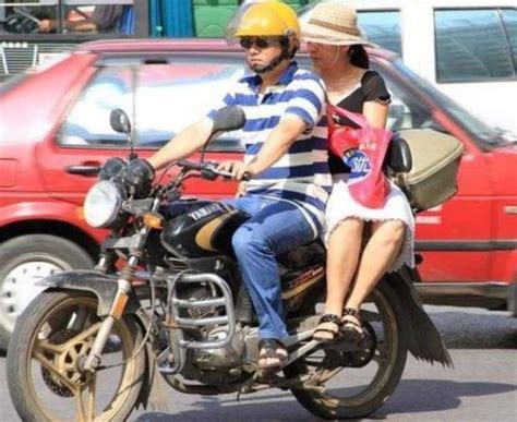 有些女生坐摩托车喜欢侧着坐，这是为什么？原因可能很简单_凤凰网汽车_凤凰网
