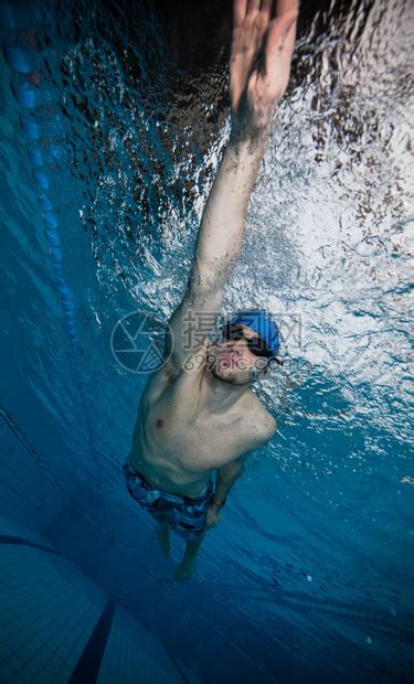 游泳池里的男游泳者水下照片高清图片下载-正版图片507256486-摄图网