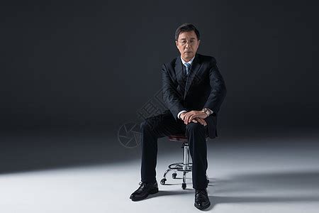 冯绍峰西装革履演绎潮男风范 - 倾城网