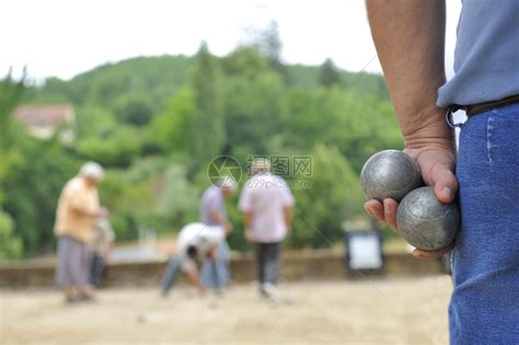 在法国欧洲玩滚球高清图片下载-正版图片502932224-摄图网