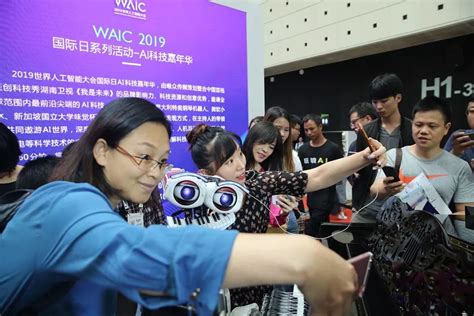 AI科技嘉年华登陆2019世界人工智能大会，这些表演让观众来不及鼓掌__凤凰网