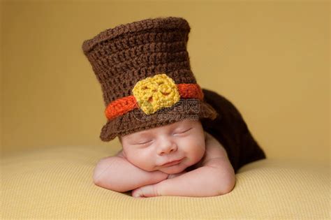 微笑的四个星期大的新生男婴戴着钩针编织的朝圣者帽子高清图片下载-正版图片503658495-摄图网
