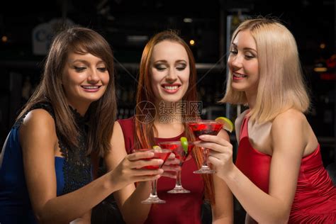 三个女孩在夜总会里举起眼镜跟高清图片下载-正版图片503558013-摄图网