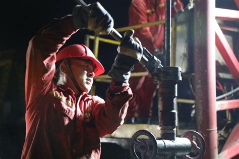 油田驻新疆修井工人零下27℃操作平台上感受滴水成冰 - 标件库