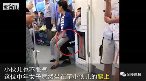 南京地铁上小伙不让座，大妈竟一屁股坐在他腿上！场面一度十分尴尬|大妈|老弱病残|小伙_新浪新闻