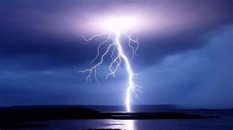 5分钟劈出1500道闪电！美国雷暴天图片超震撼，天空如被撕裂
