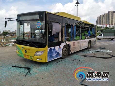 今早合肥一公交车发生事故 车头变形玻璃破碎|车头|事故|变形_新浪新闻