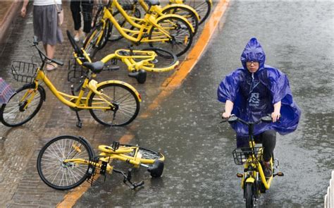 北京发布暴雨大风蓝色预警 民众冒雨出行 - 图片频道 - 华夏小康网