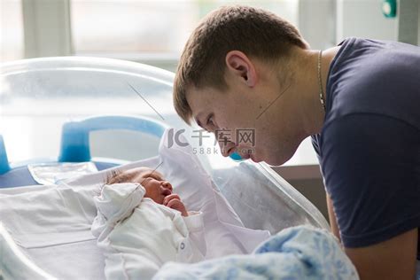 漂亮的新生男婴，躺在产前医院的婴儿床上高清摄影大图-千库网