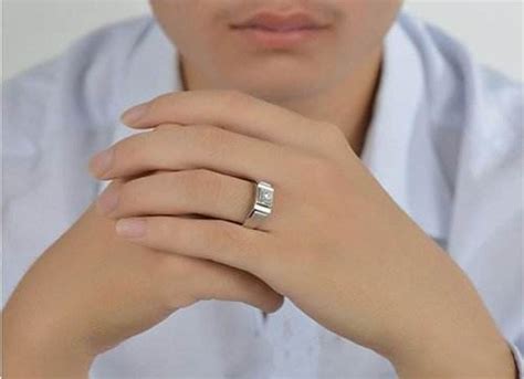 男生戒指的戴法图片解析 - 中国婚博会官网