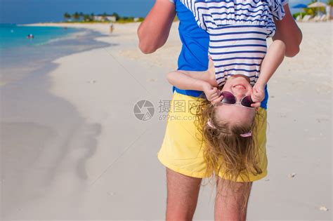 和他可爱的小女孩在沙滩高清图片下载-正版图片502893416-摄图网