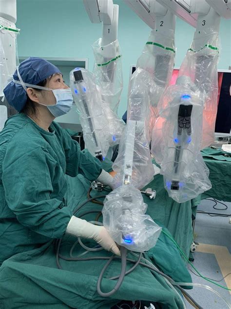 第四代达芬奇手术机器人亮相武汉大学人民医院妇科手术台_武汉_掌上武汉手机客户端
