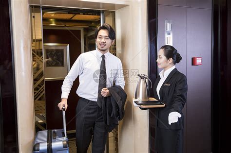 酒店服务人员迎接客人高清图片下载-正版图片501203601-摄图网