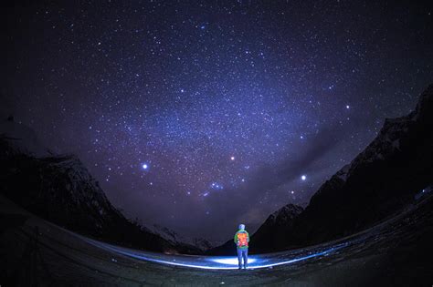 仰望星空图片